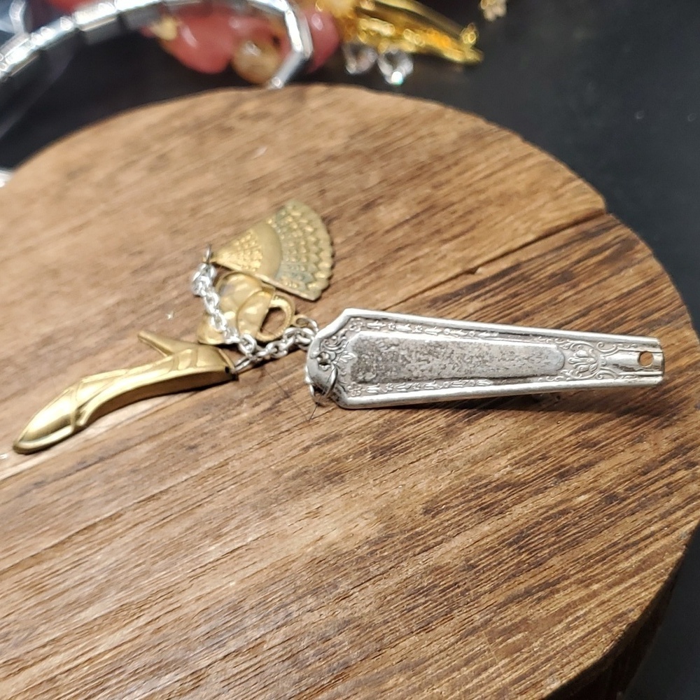 B808 victorianâ belle brooch